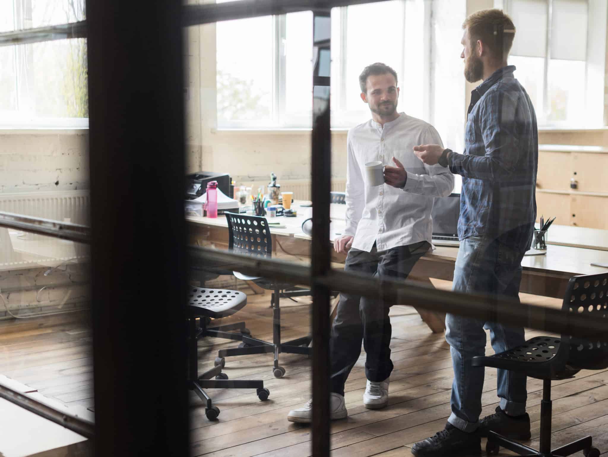 deux-homme-affaires-conversation-sur-lieu-de-travail